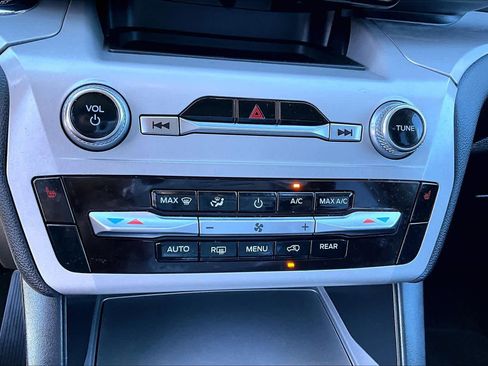 Used 2023 Ford Explorer XLT image 34