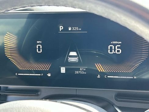 Used 2025 Kia Carnival FWD image 32