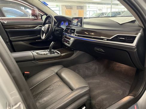 Used 2018 BMW 750i RWD image 38