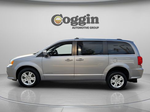 Used 2018 Dodge Grand Caravan SXT image 2