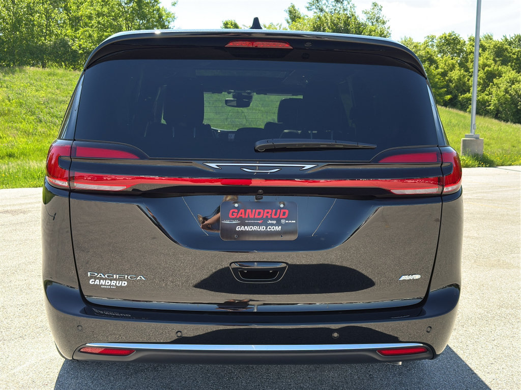 New 2027 Chrysler Pacifica Select w/ Family Tech Group AWD/4WD image 7