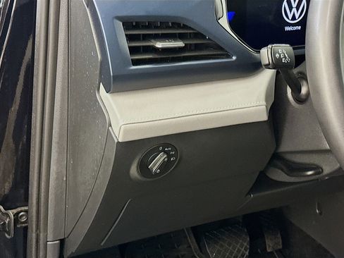 Used 2024 Volkswagen Taos SE w/ Panoramic Sunroof Package image 17