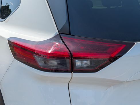Used 2023 Nissan Rogue SV AWD/4WD image 17