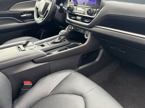 Certified 2025 Toyota Grand Highlander AWD image 32