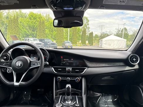 Used 2019 Alfa Romeo Giulia w/ Quick Order Package 22K Sport RWD image 9