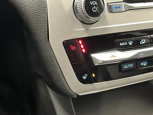 Used 2023 Ford Explorer XLT image 8