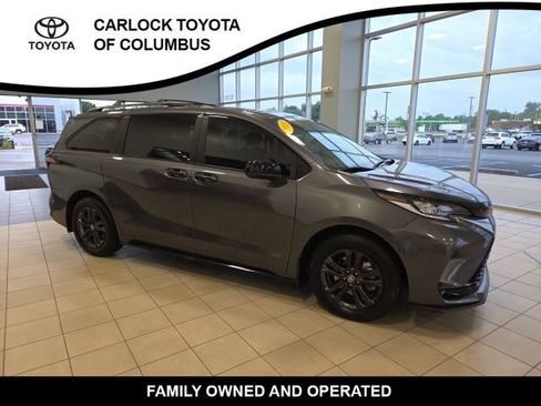 Used 2025 Toyota Sienna XSE w/ XSE Plus Package AWD/4WD image 5