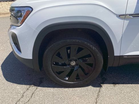 Certified 2026 Volkswagen Atlas Cross Sport SE w/ Panoramic Sunroof Package FWD image 27