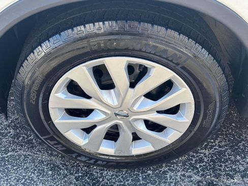 Used 2016 Nissan Rogue S image 3