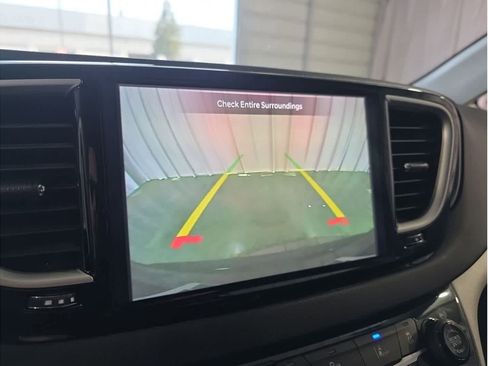 Used 2023 Chrysler Pacifica Touring-L image 23