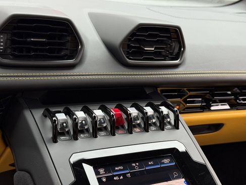 Used 2021 Lamborghini Huracan EVO image 27