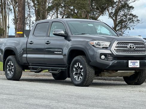 Used 2017 Toyota Tacoma TRD Off-Road w/ Tow Package AWD/4WD image 7