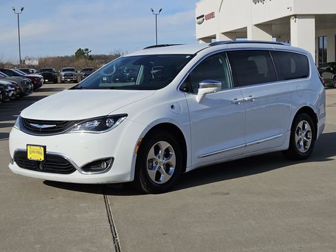 Used 2018 Chrysler Pacifica Limited w/ Advanced Safetytec Group image 3