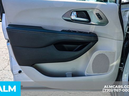 Used 2024 Chrysler Pacifica Touring-L image 48