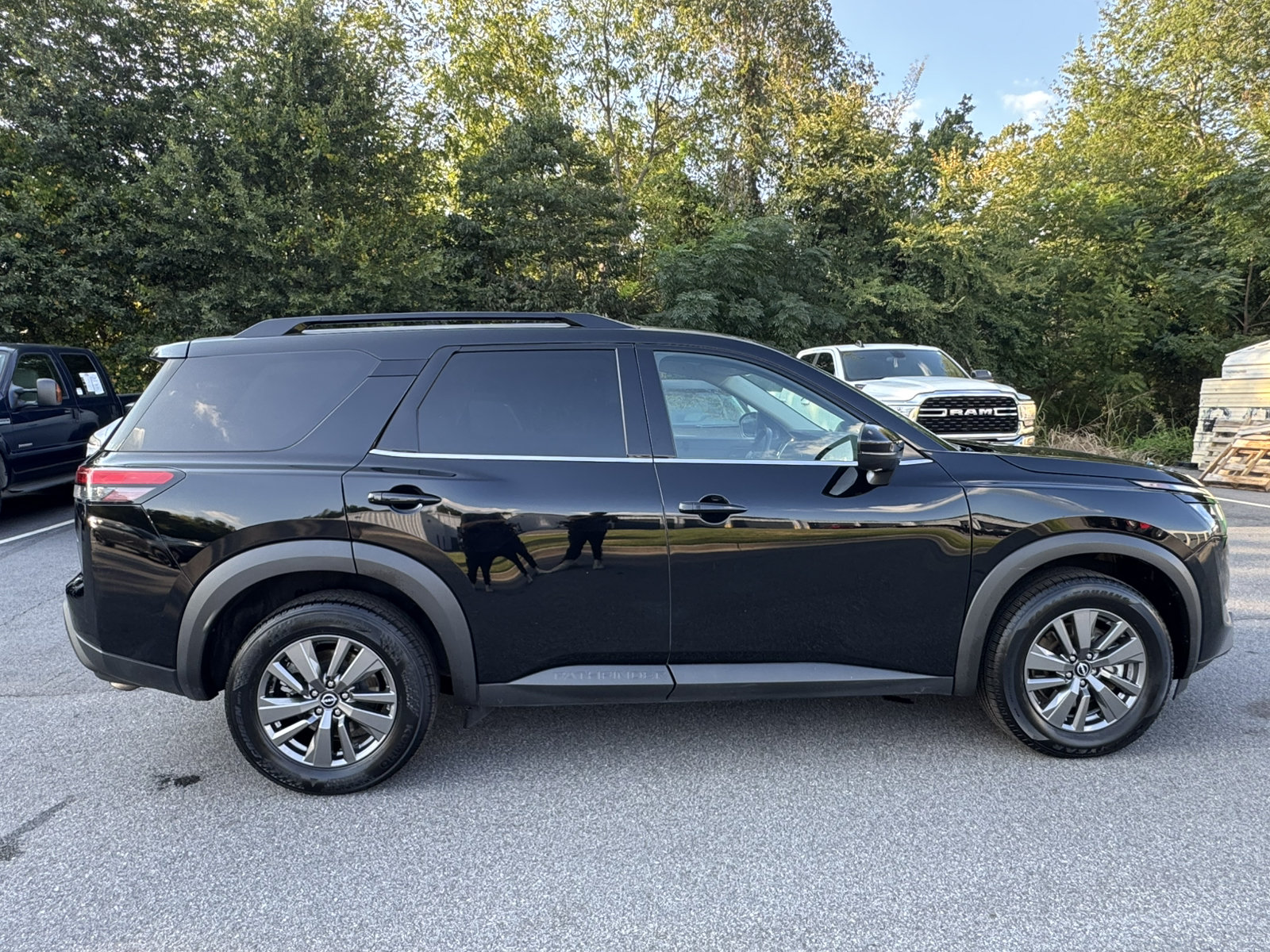 Used 2024 Nissan Pathfinder SV AWD/4WD image 4