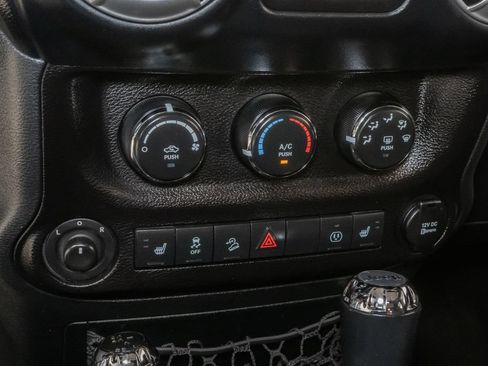 Used 2018 Jeep Wrangler Unlimited Sahara w/ Connectivity Group AWD/4WD image 18