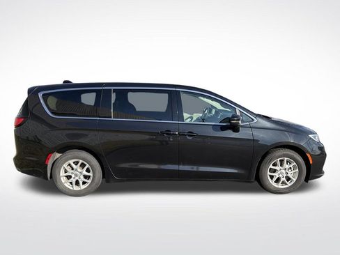 Used 2023 Chrysler Pacifica Touring-L FWD image 4