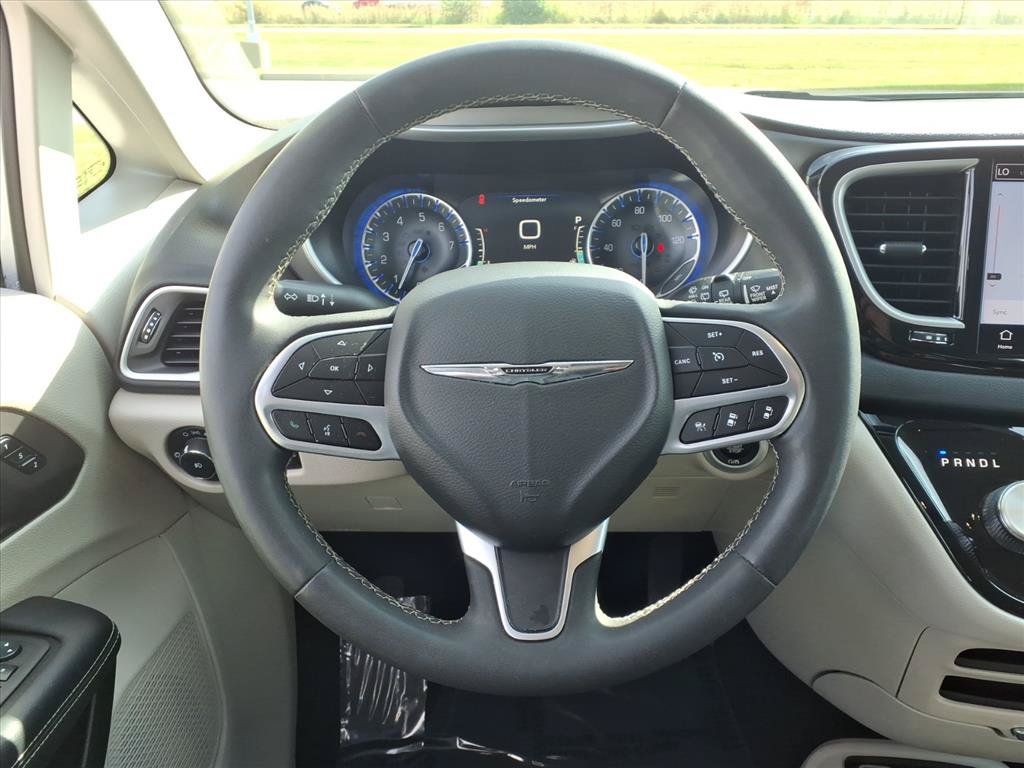 Used 2023 Chrysler Pacifica Touring-L FWD image 6