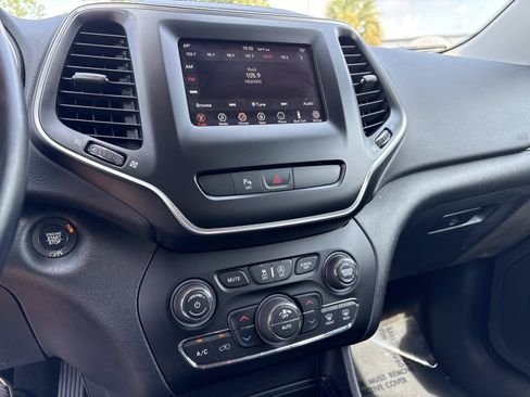 Used 2019 Jeep Cherokee Latitude Plus w/ Comfort/Convenience Group FWD image 23