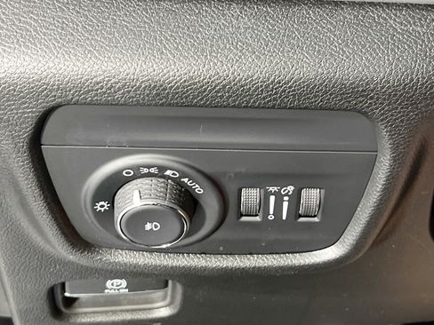 Used 2023 Jeep Grand Cherokee Limited AWD/4WD image 10