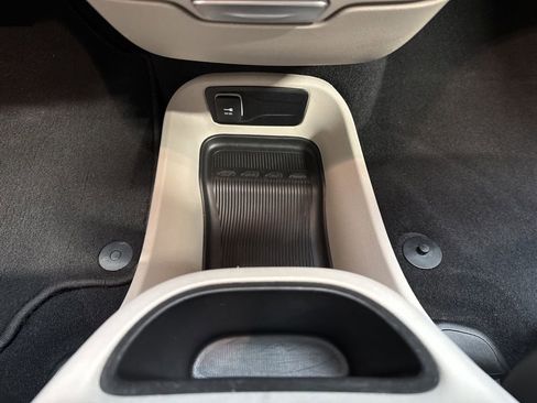 Used 2024 Chrysler Pacifica Touring-L image 23