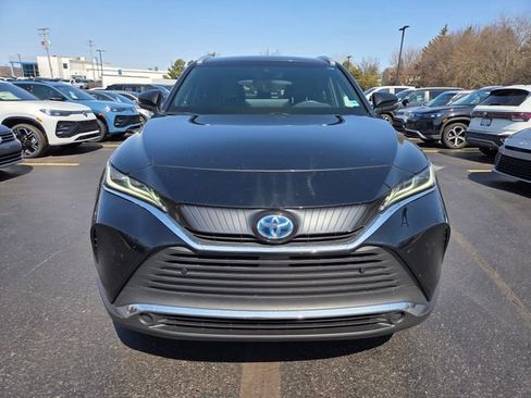 Used 2022 Toyota Venza XLE image 2