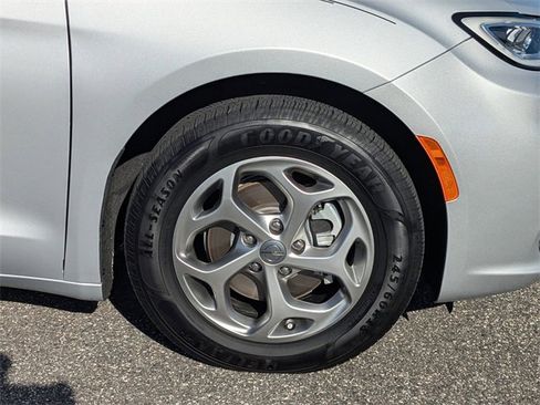 Certified 2024 Chrysler Pacifica Limited image 10