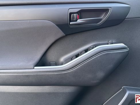 Used 2024 Toyota Highlander LE image 12