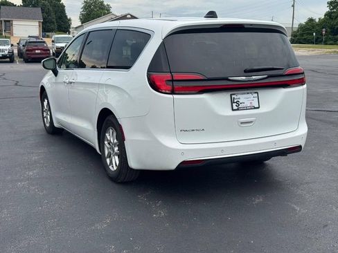 Used 2023 Chrysler Pacifica Touring-L FWD image 6