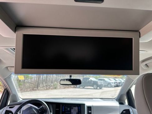 Used 2017 Toyota Sienna XLE Premium image 23