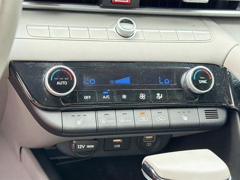 Used 2023 Hyundai Elantra SEL w/ Convenience Package FWD image 10