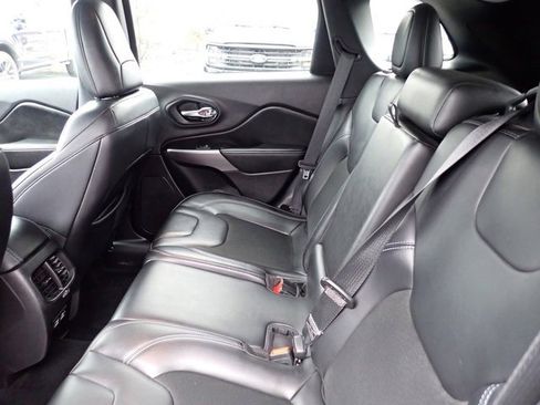 Used 2021 Jeep Cherokee Latitude Plus w/ Mopar Interior Package image 17