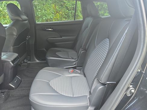 Used 2021 Toyota Highlander XSE FWD image 16