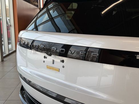 Used 2025 Land Rover Range Rover SE image 16