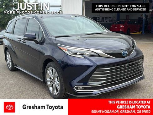 Used 2024 Toyota Sienna Platinum FWD image 1