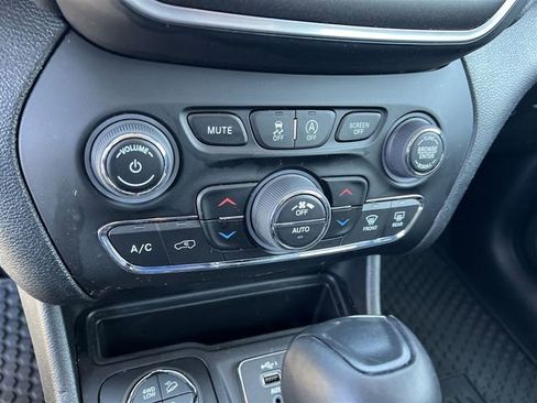 Used 2022 Jeep Cherokee Trailhawk w/ Comfort/Convenience Group image 21