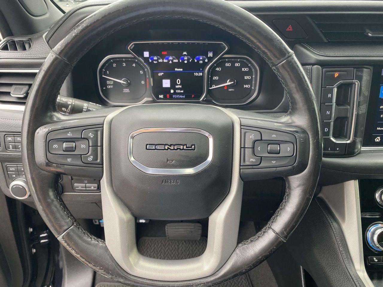 Used 2021 GMC Yukon XL Denali w/ Denali Premium Package AWD/4WD image 23
