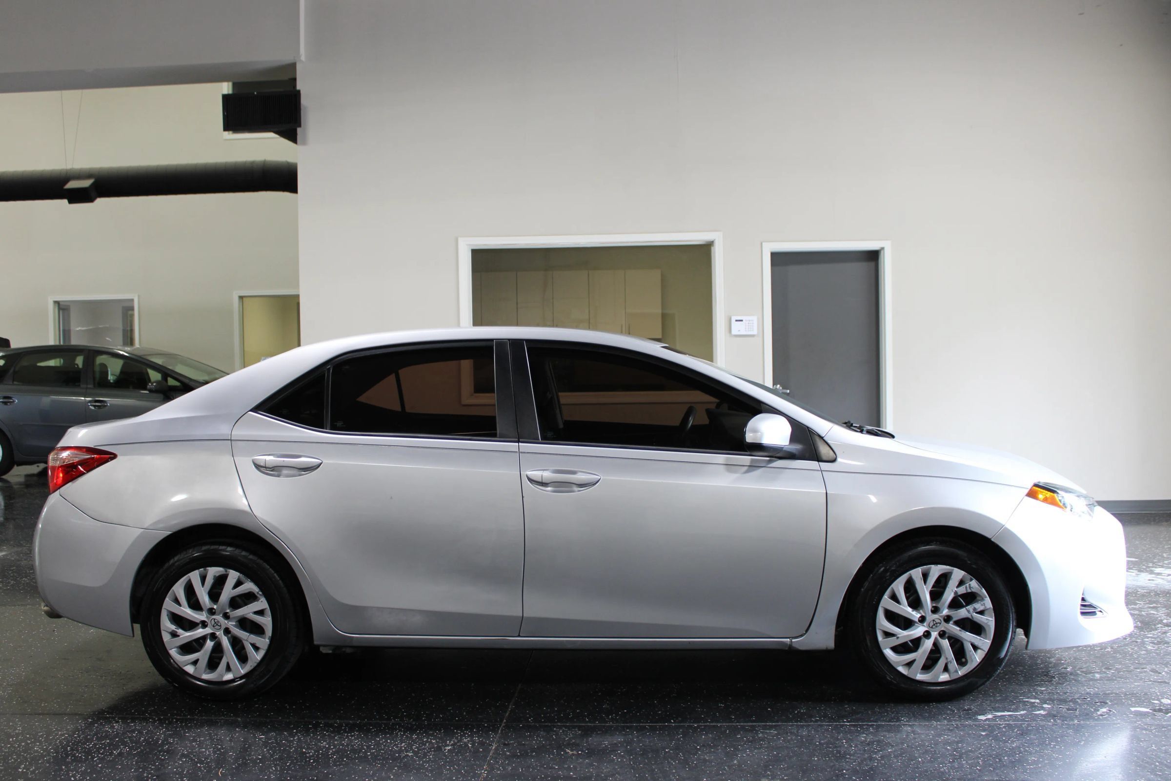 Used 2019 Toyota Corolla LE FWD image 2
