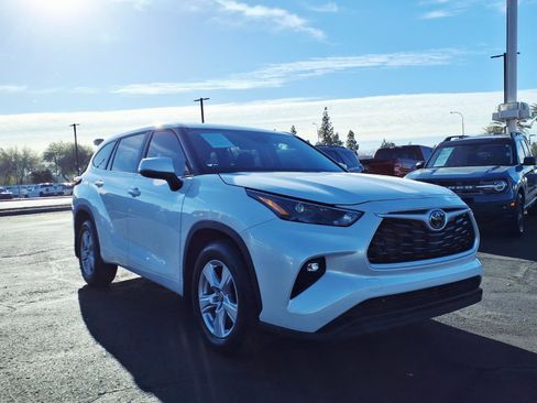 Used 2024 Toyota Highlander LE image 8