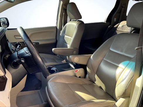 Used 2017 Toyota Sienna XLE image 25