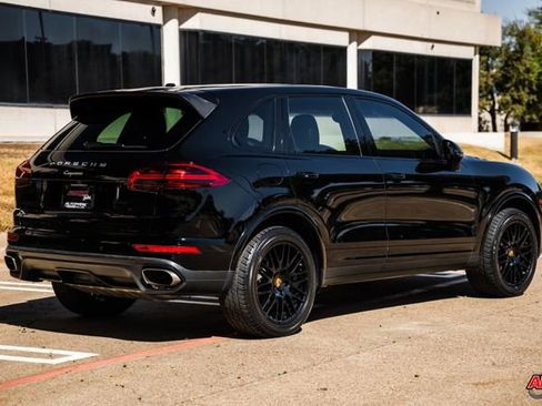 Used 2018 Porsche Cayenne Platinum Edition image 40