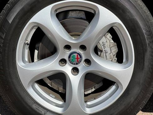 Used 2018 Alfa Romeo Stelvio AWD image 33