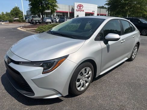 Used 2025 Toyota Corolla LE FWD image 1
