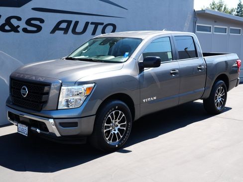 Used 2022 Nissan Titan SV image 7