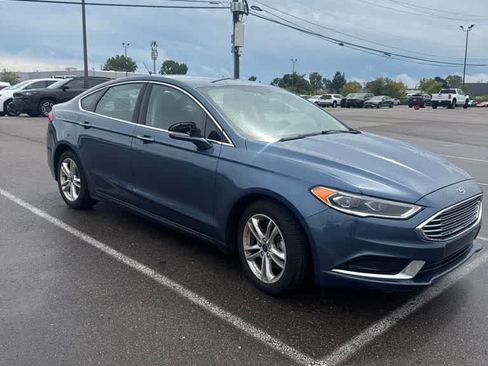Used 2018 Ford Fusion SE w/ Fusion SE Technology Package FWD image 3