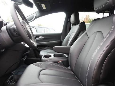 New 2026 Chrysler Pacifica Select image 12