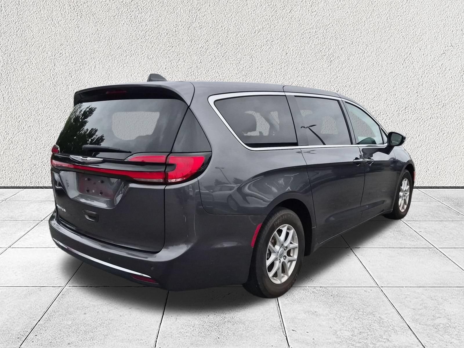 Used 2023 Chrysler Pacifica Touring-L FWD image 3