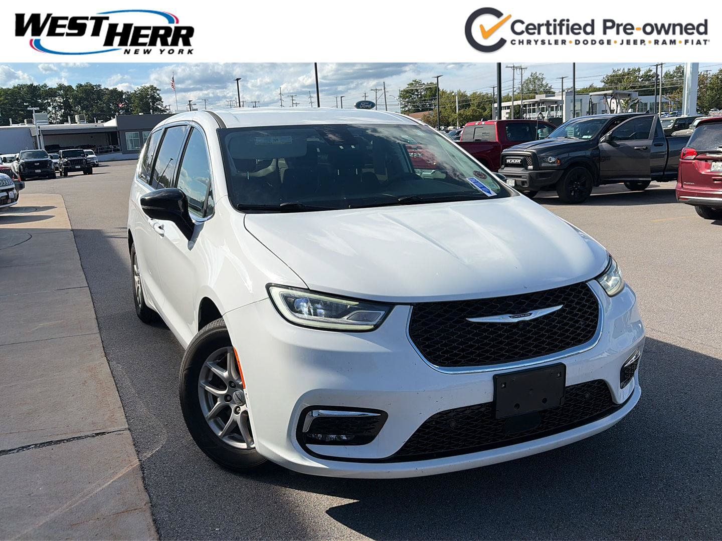 Used 2024 Chrysler Pacifica Touring-L FWD image 1