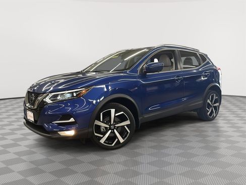 Used 2021 Nissan Rogue Sport SL w/ Premium Package image 3