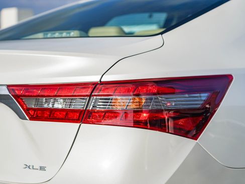 Used 2018 Toyota Avalon XLE image 10